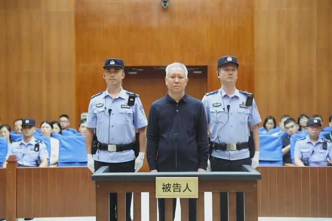 许家印一审无期:恒大的每一个冠军奖杯,如何成了资本杠杆? 许家印一审无期:恒大的每一个冠军奖杯,如何成了资本杠杆?